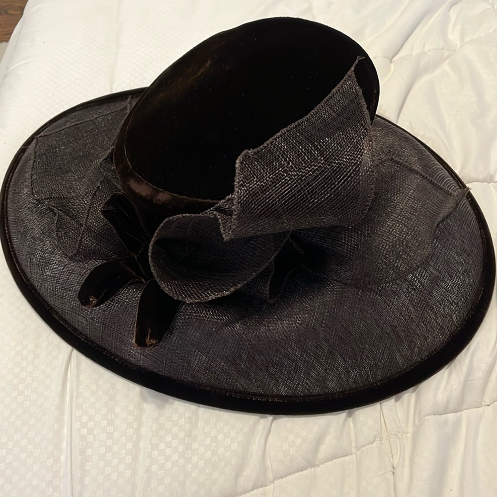 NEW Peter Bettley chocolate brown velvet Hat